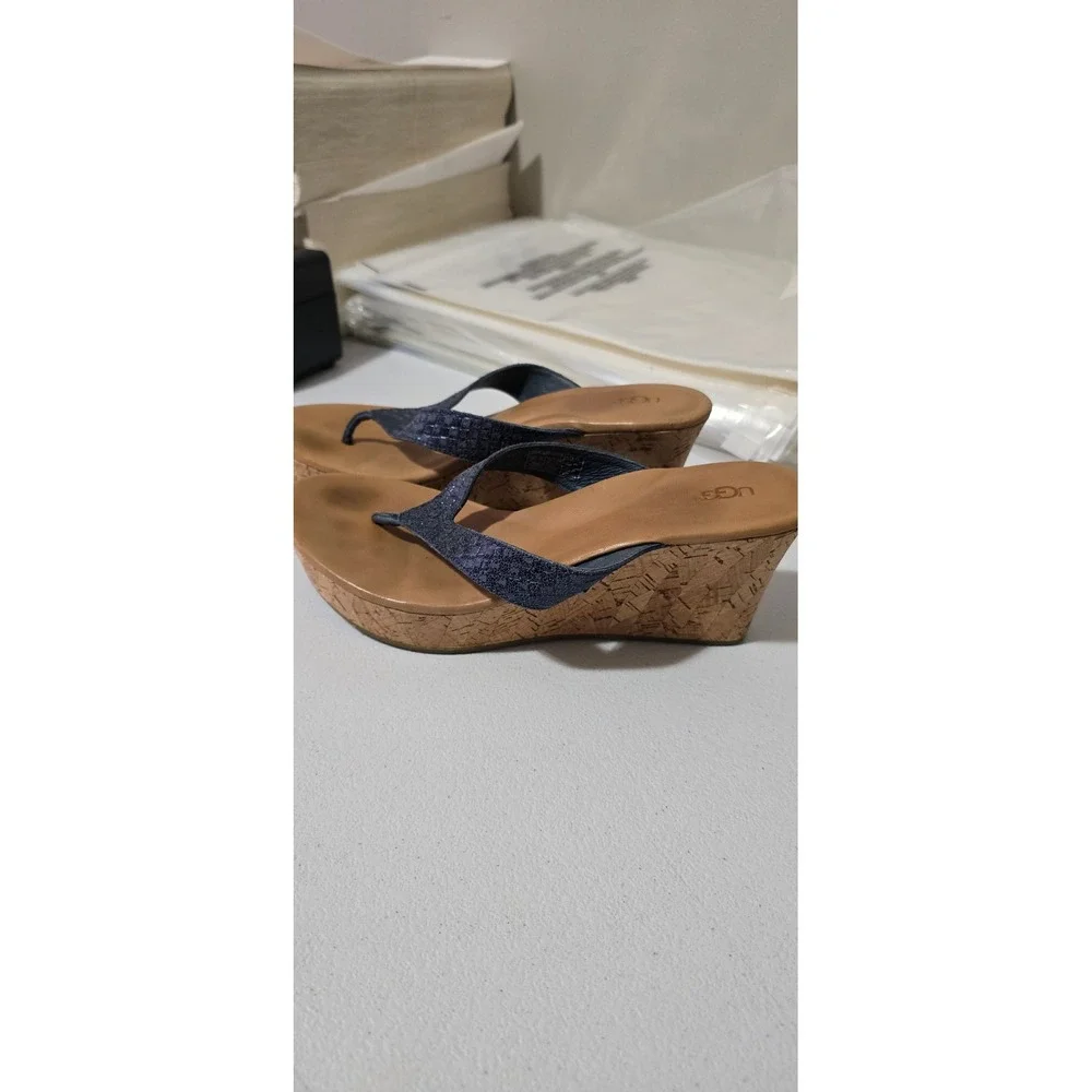UGG Lucianna Navy Blue Snakeskin Embossed Cork Wedge Sandals 1011000 Mens 8.5
